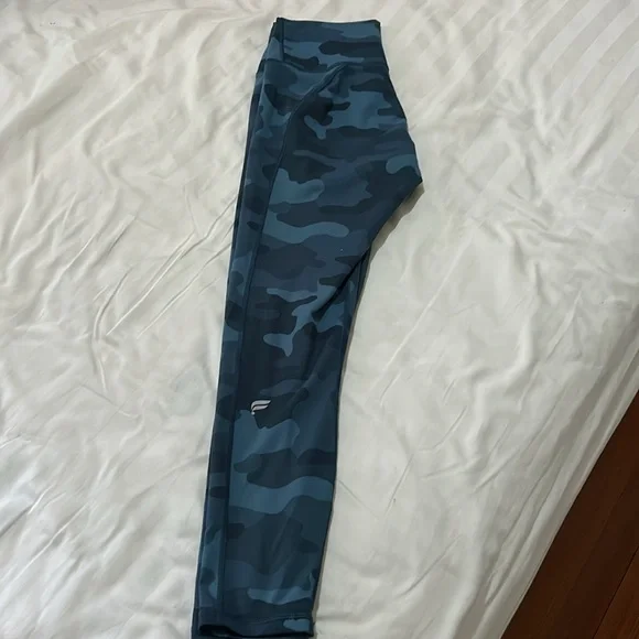 Navy blue camo Fabletics leggings - Picture 7 of 10